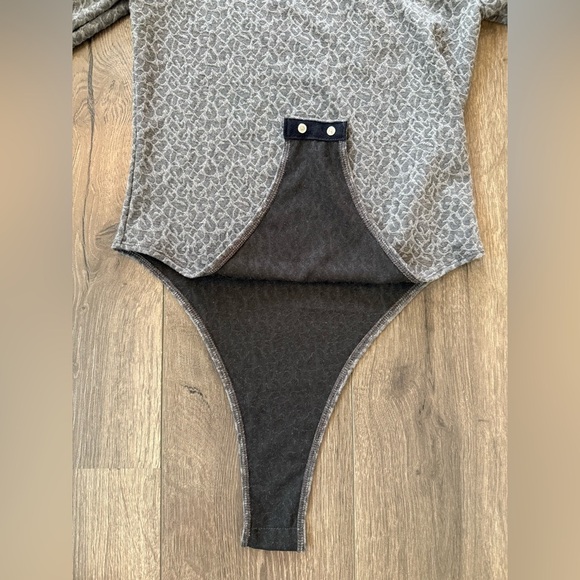 A New Day Bodysuit Textured Knit Stretch Gray Leopard Print Size Medium - Picture 5 of 9